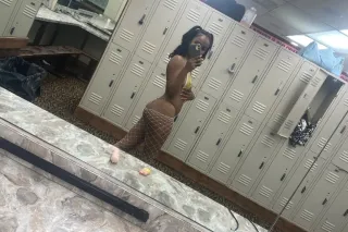 Submissive Erotic playmate Vee - Image 4